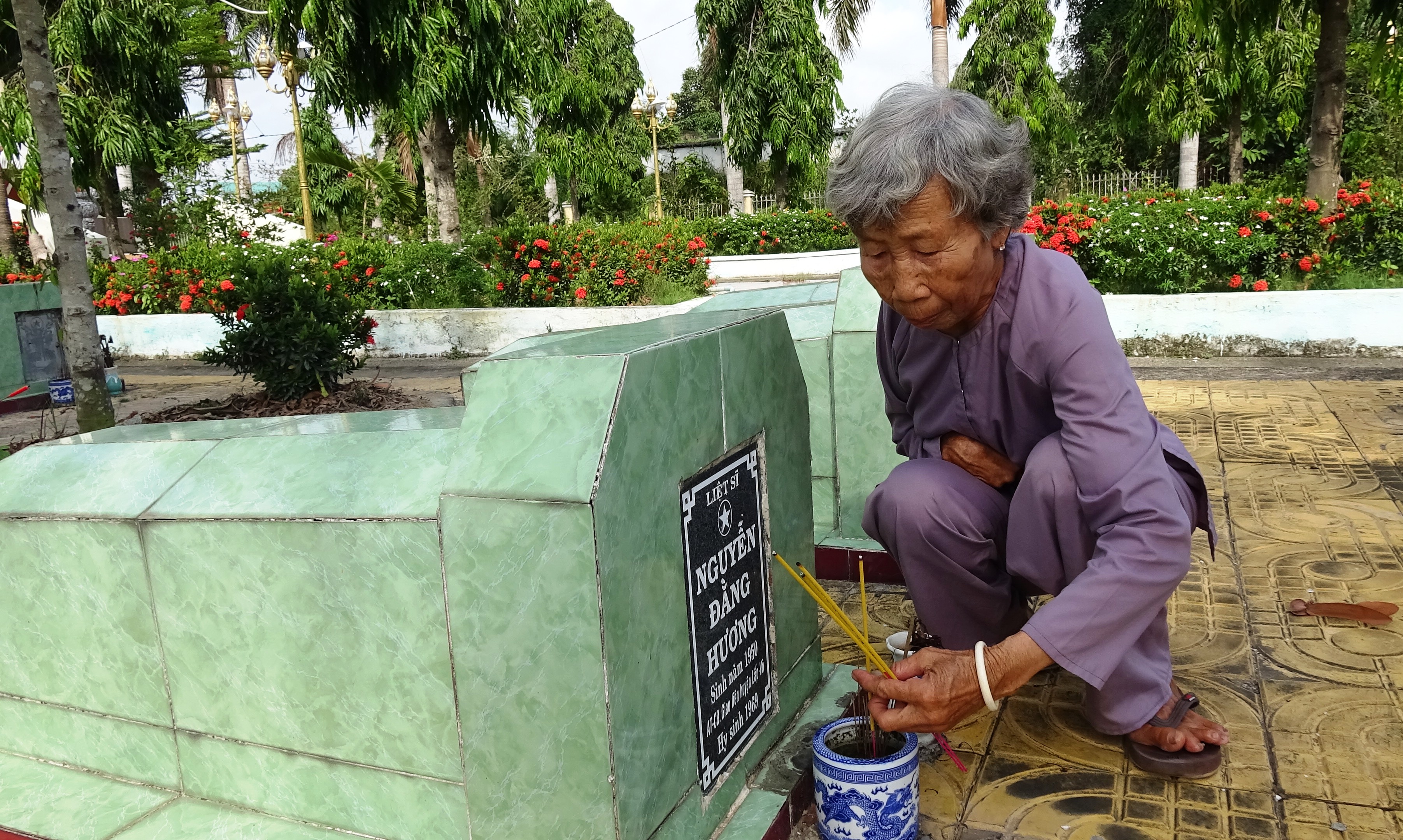Nữ thương binh bán vé số xây mộ đồng đội

